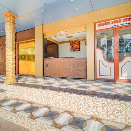 Oyo 67979 Hotel Hollywood Park Sasupada Екстер'єр фото