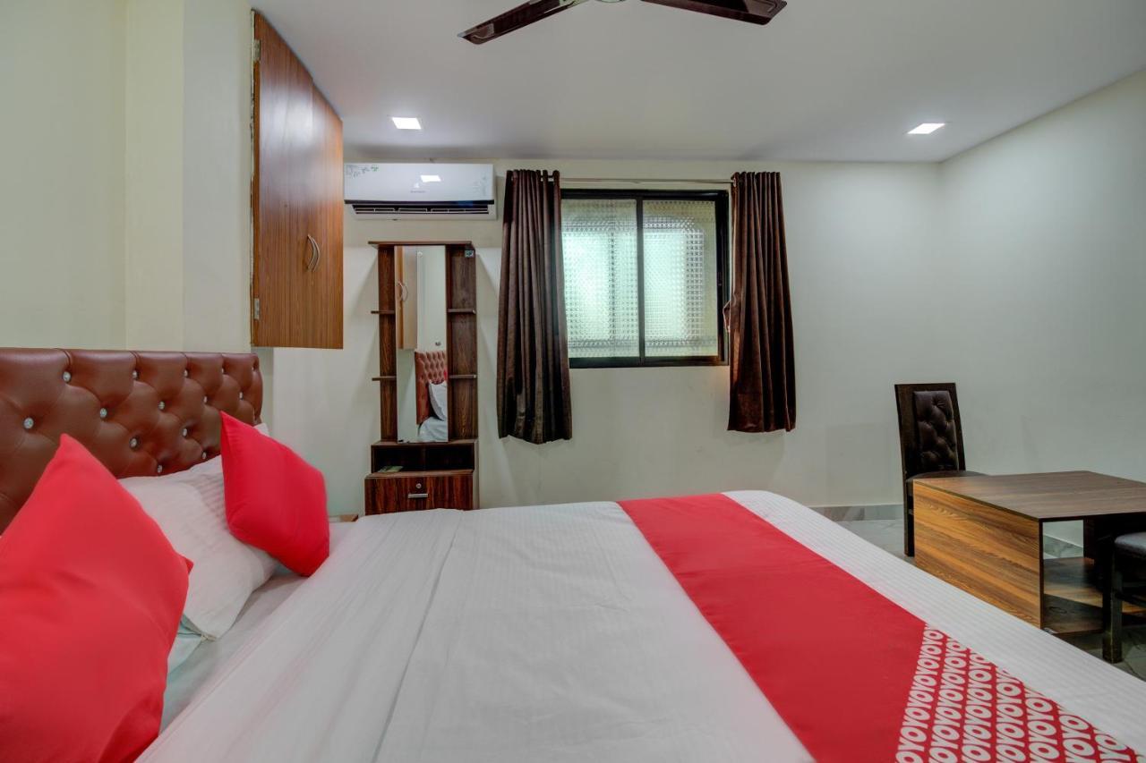 Oyo 67979 Hotel Hollywood Park Sasupada Екстер'єр фото