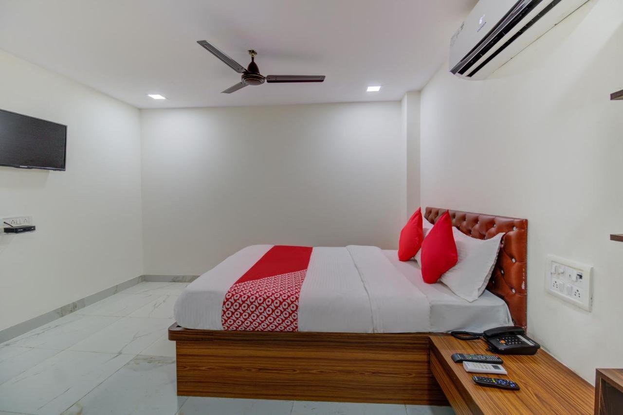 Oyo 67979 Hotel Hollywood Park Sasupada Екстер'єр фото