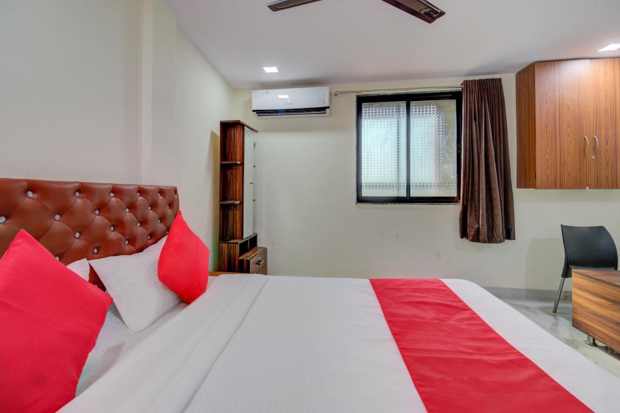 Oyo 67979 Hotel Hollywood Park Sasupada Екстер'єр фото