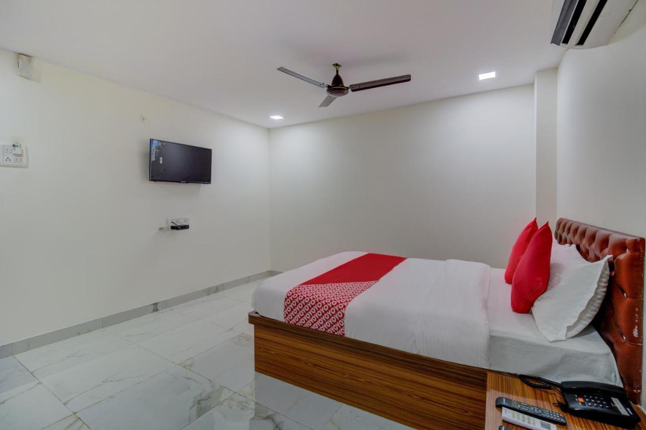 Oyo 67979 Hotel Hollywood Park Sasupada Екстер'єр фото