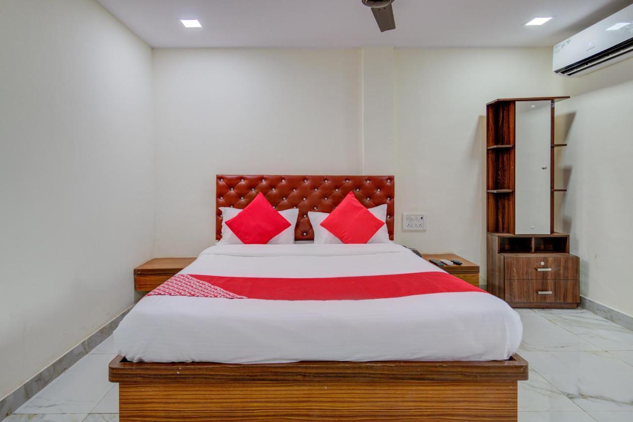 Oyo 67979 Hotel Hollywood Park Sasupada Екстер'єр фото