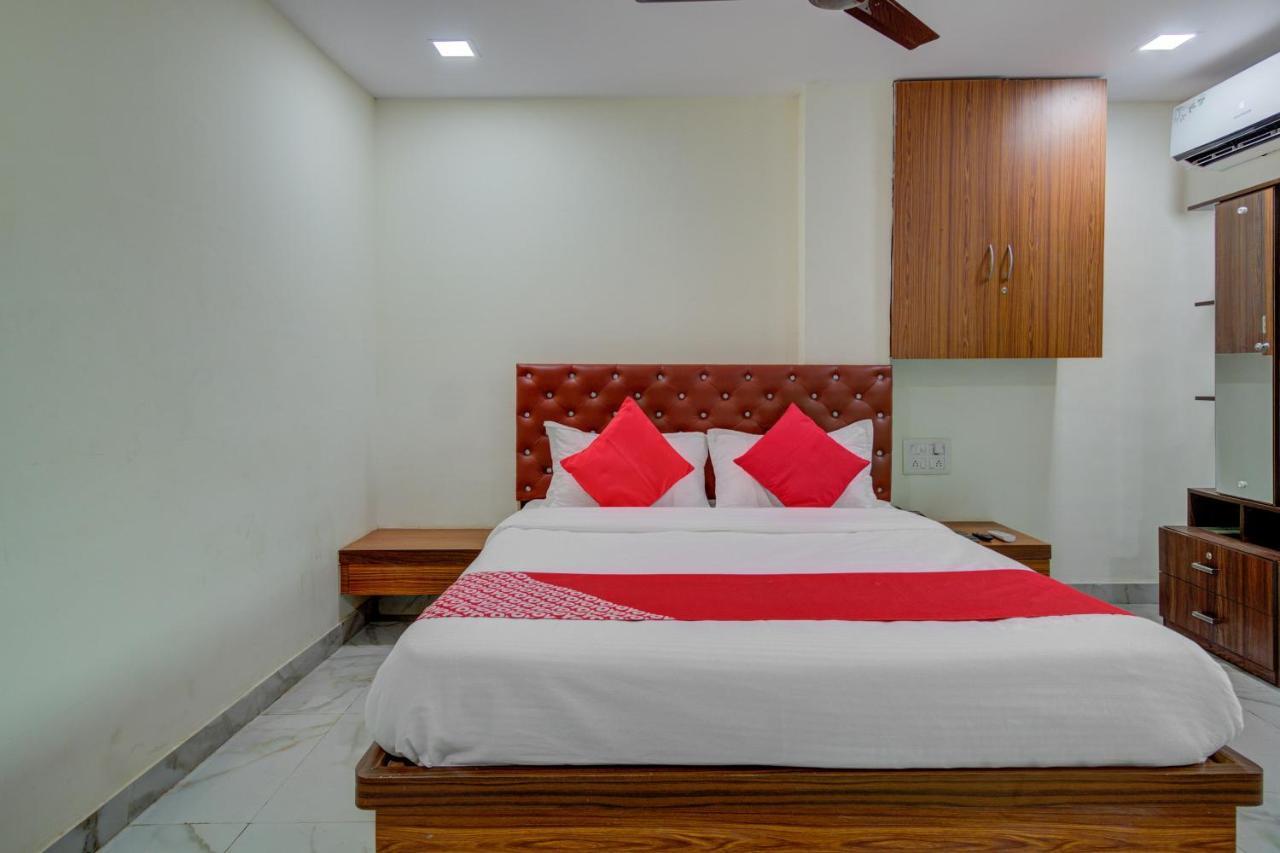 Oyo 67979 Hotel Hollywood Park Sasupada Екстер'єр фото
