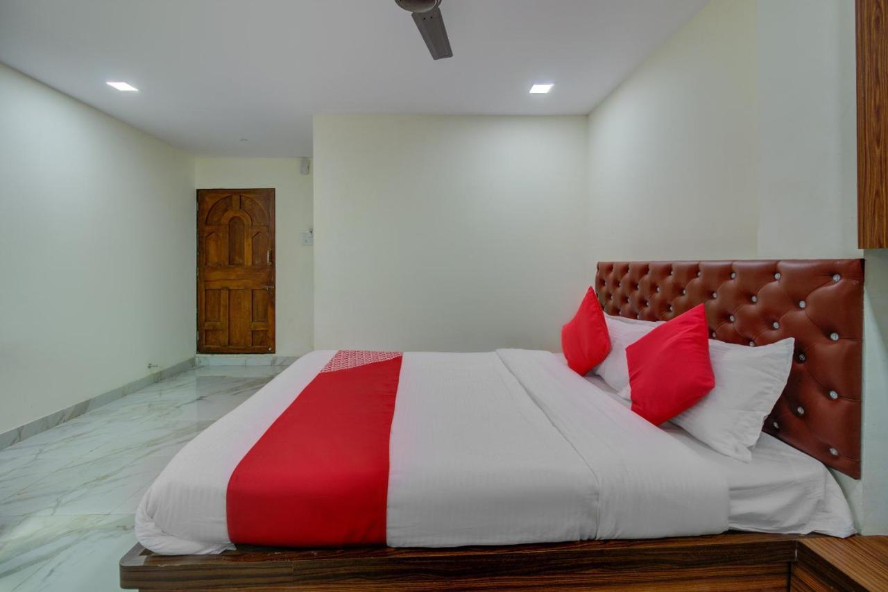 Oyo 67979 Hotel Hollywood Park Sasupada Екстер'єр фото