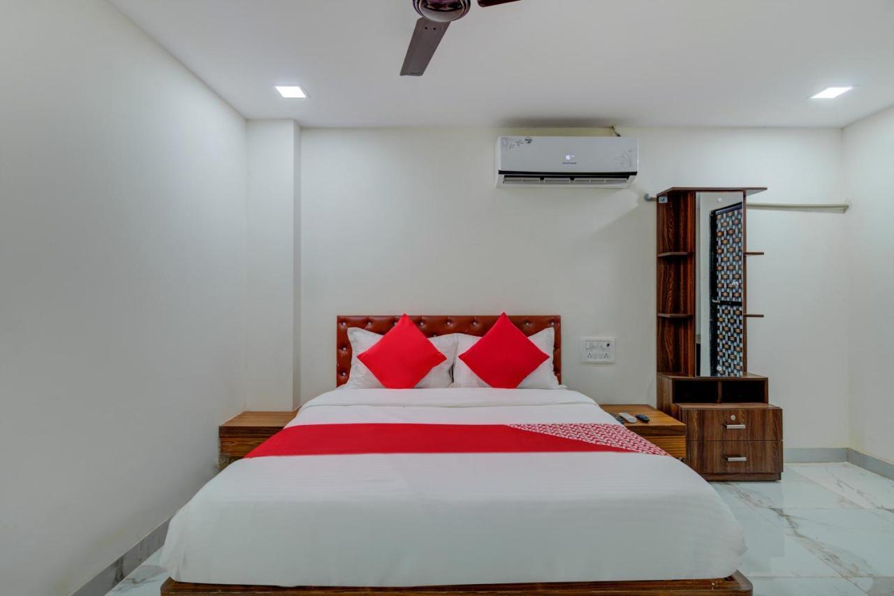 Oyo 67979 Hotel Hollywood Park Sasupada Екстер'єр фото
