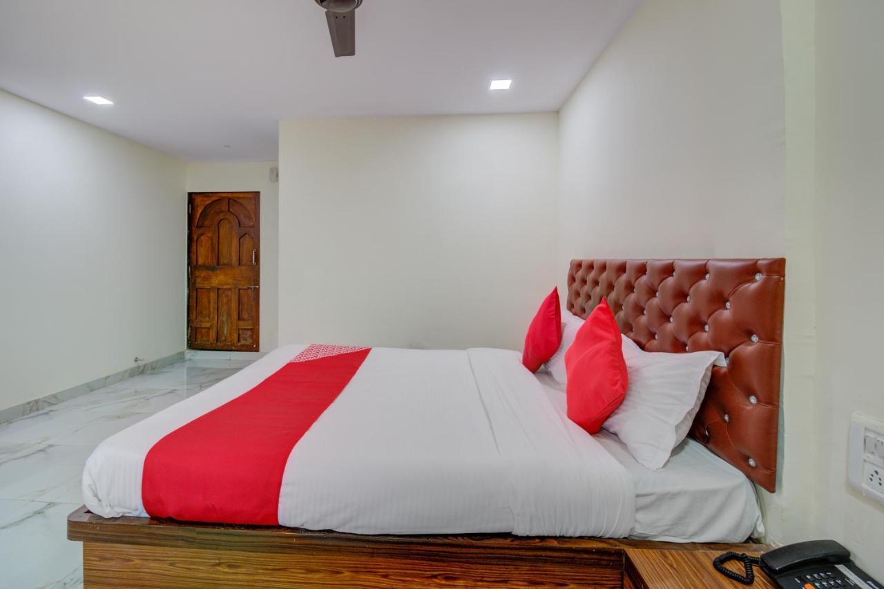 Oyo 67979 Hotel Hollywood Park Sasupada Екстер'єр фото
