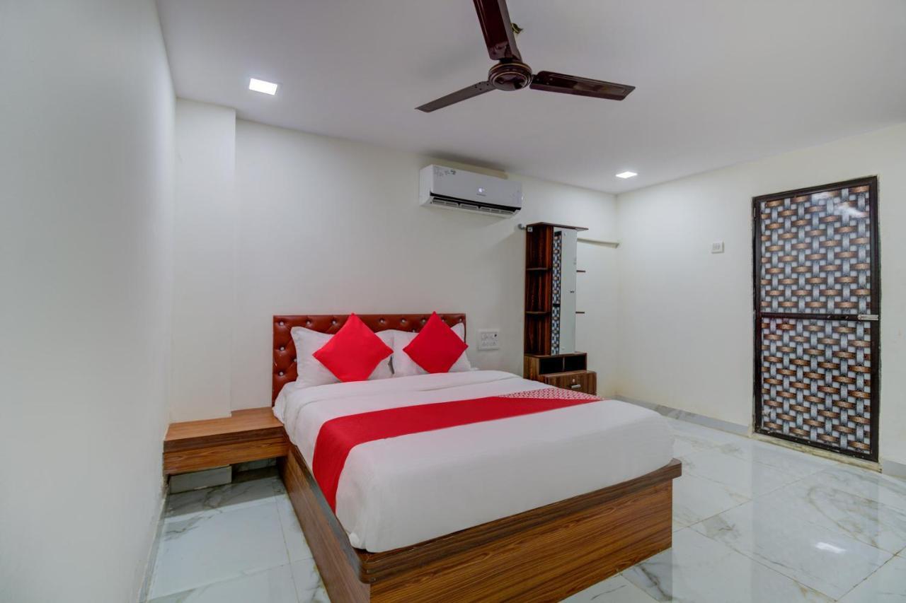 Oyo 67979 Hotel Hollywood Park Sasupada Екстер'єр фото