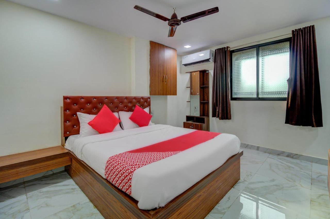 Oyo 67979 Hotel Hollywood Park Sasupada Екстер'єр фото