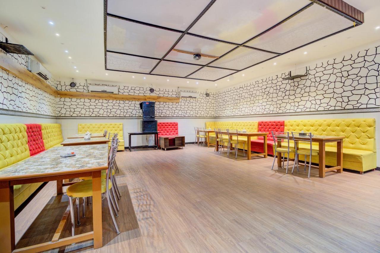 Oyo 67979 Hotel Hollywood Park Sasupada Екстер'єр фото