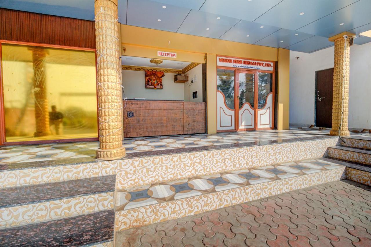 Oyo 67979 Hotel Hollywood Park Sasupada Екстер'єр фото